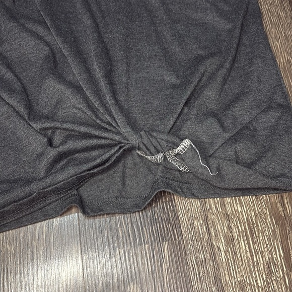 Woman’s long sleeve top cream cheetah & gray with knot at the bottom size large - Picture 4 of 5